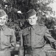 A nyní k sedmi československým parašutistům, kteří až po šesti hodinách tvrdého boje se stonásobnou přesilou nacistů padli 18. 6. 1942 v pražském kostele Cyrila a Metoděje. Podle historiků byla bitva co do míry hrdinství srovnatelná se samotným atentátem na Heydricha. Nacistická propaganda o ní proto - až na kusou zprávu o dopadení parašutistů - v podstatě mlčela. Na tomto prvním snímku rotmistři Josef Gabčík a Jan Kubiš, paraskupina Anthropoid. 