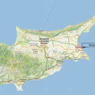 Dnes je tak velmi těžké rozhodnout, co dělat se zmrazeným územím dál, aby se znovu nevyhrotily konflikty, které nejsou ani po 50 letech zahojeny. Ostrov je od roku 1974 rozdělen na dvě části, a ačkoliv původní obyvatelé Kypru byli schopni žít v souladu s různými náboženstvími, dnes žijí na severu především muslimové a v jižní části křesťané. Ti se mnohdy do okupované části ostrova nechtějí jet ani podívat, aby nemuseli své doklady předkládat turecké hraniční kontrole.