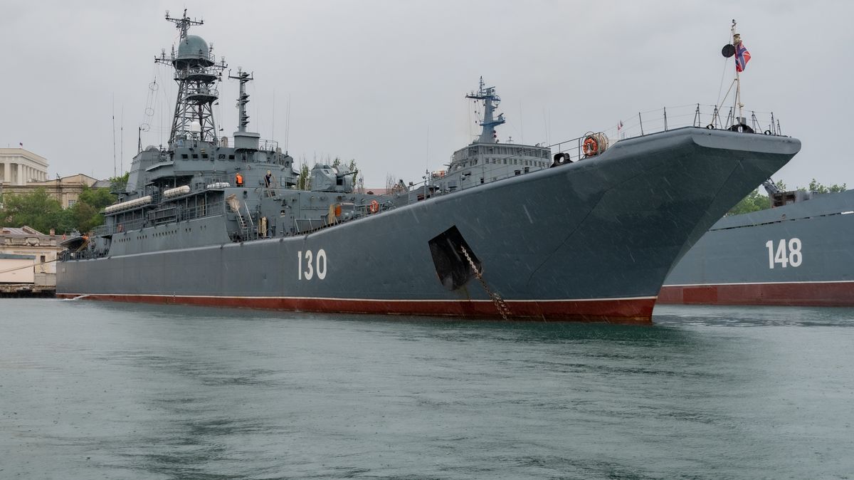Ukrajina v Sevastopolu zasáhla dvě ruské lodě, tvrdí generální štáb