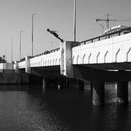 Mladý muž se ponoří do moře v Bizerte, Tunisko, 23. května 2022.