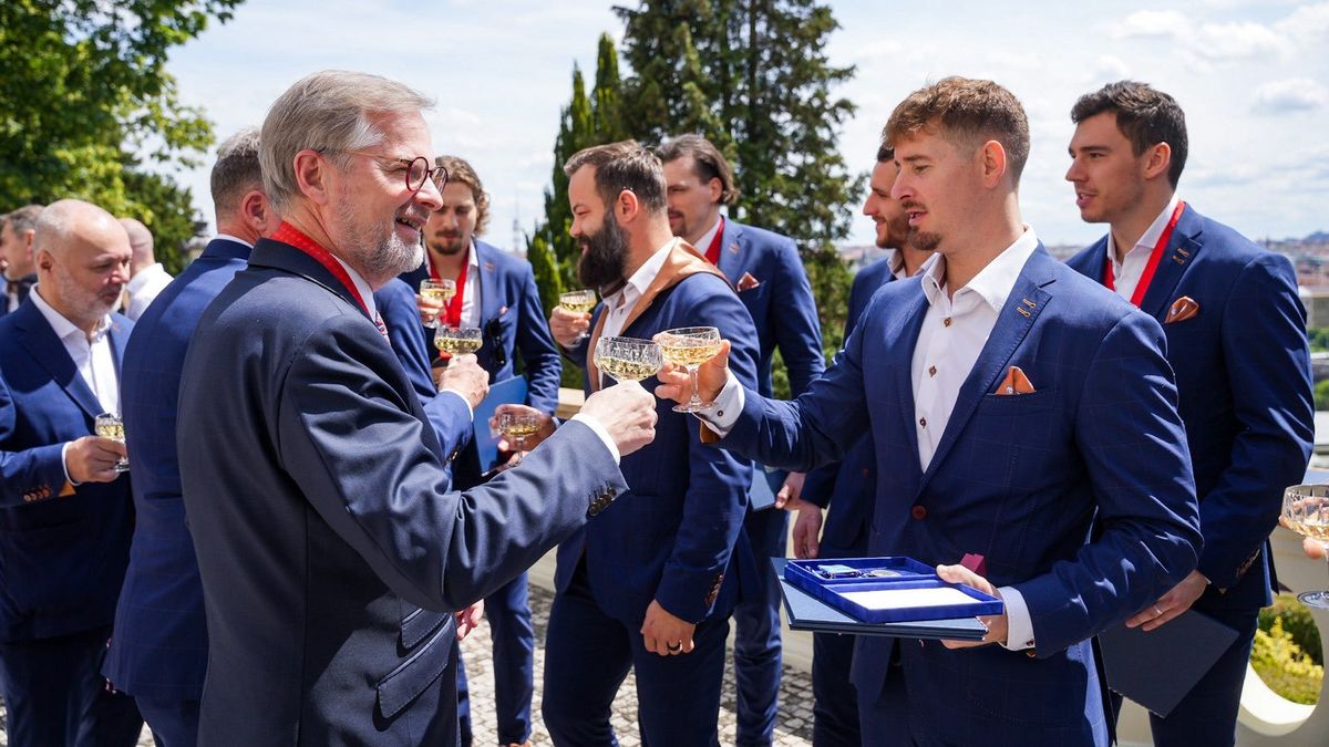 Fiala udělil týmu hokejistů medaili Karla Kramáře, sám dostal dres