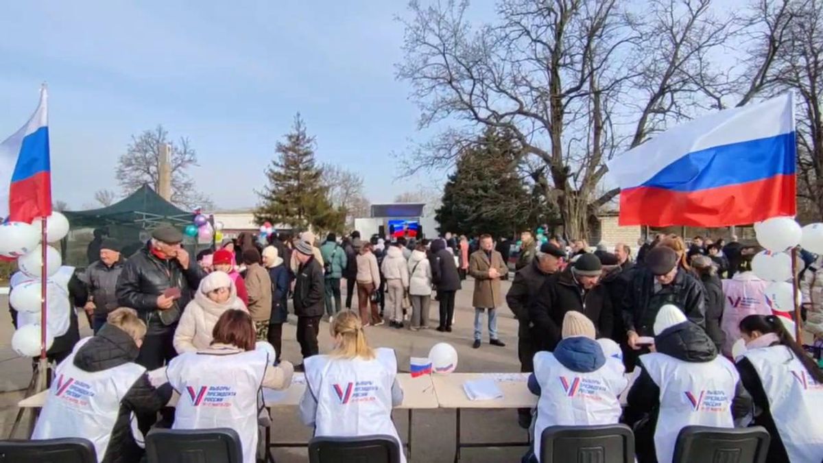 Tým Navalného: Do poledního protestu proti Putinovi se zapojily stovky voličů