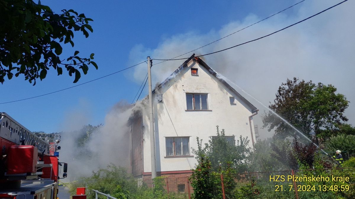 Požár na Domažlicku přeskočil ze skládky na budovy, hasiči kolabovali