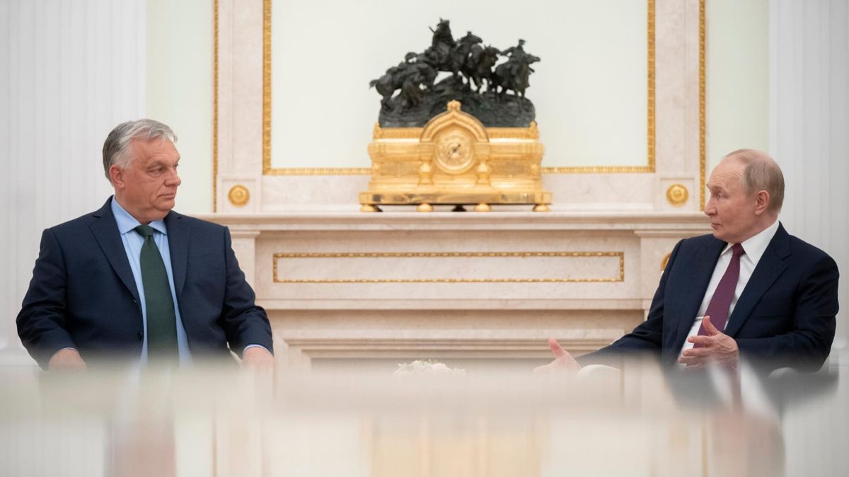 Cesty za diktátory. Samozvaný kurýr Orbán lechtá vlastní ego, říká expertka