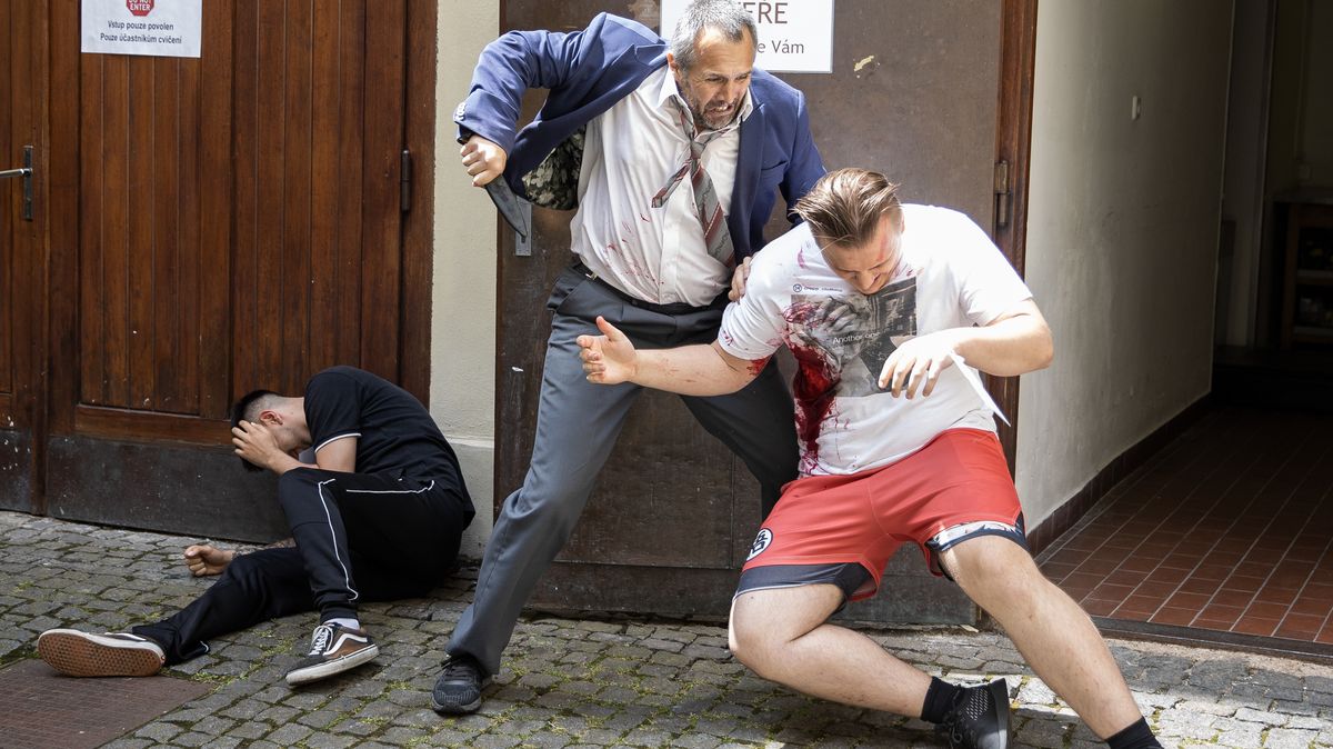 Fotky: Policie cvičila ve Sněmovně rychlý zásah proti útočníkovi s nožem