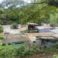 Hurikán teď směřuje k Jamajce, které hrozí „životu nebezpečný vichr“, silný déšť a možné bleskové záplavy. (Zaplavená silnice ve státě Sucre ve Venezuele, 2. července.)