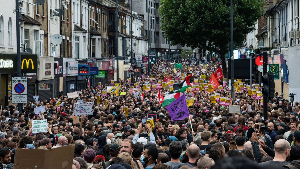 Tisíce lidí vyšly do ulic britských měst, aby protestovaly proti rasismu