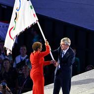 Přeseda Mezinárodního olympijského výboru předává olympijskou vlajku Karen Bassové, starostce Los Angeles. Americké město bude hostit příští letní olympiádu.