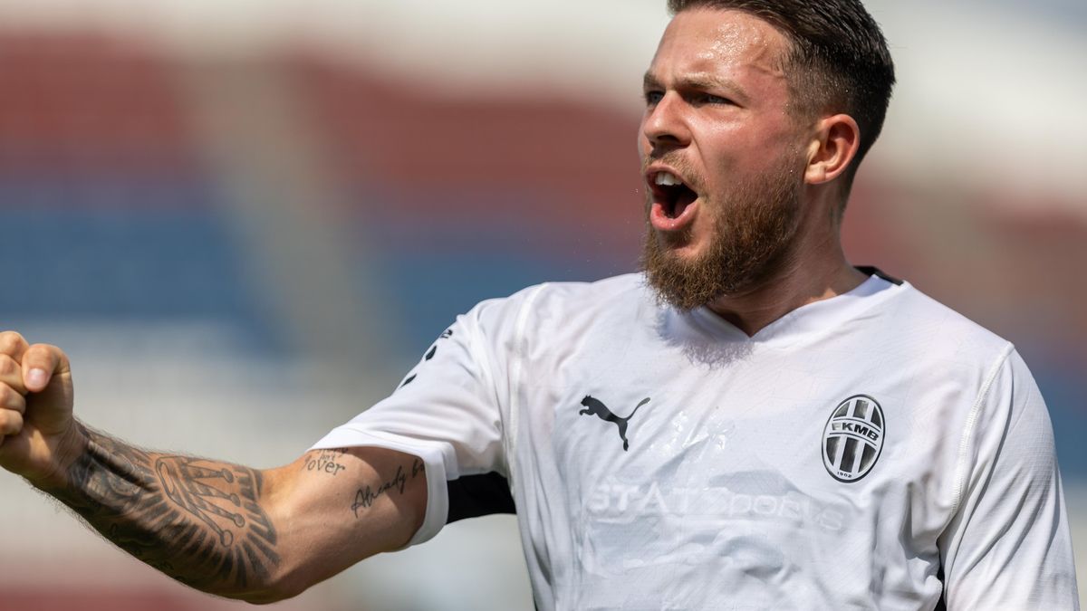 Dravec pro reprezentaci. Tetování mu připomíná, proč je na hřišti