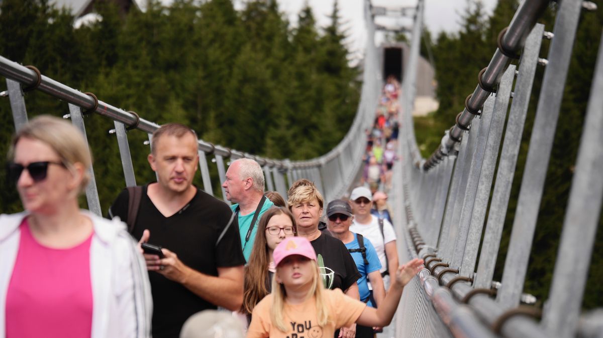 Největší visutý most světa rozděluje místní. Raději klid, nebo byznys?