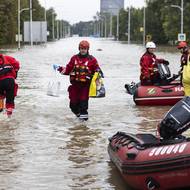 Záchranáři na místě zasahovali celé pondělí. Pomáhá tam několik člunů a nasazen byl i vrtulník.