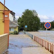 Zatopené už jsou však také domy na pravém břehu Opavy. 