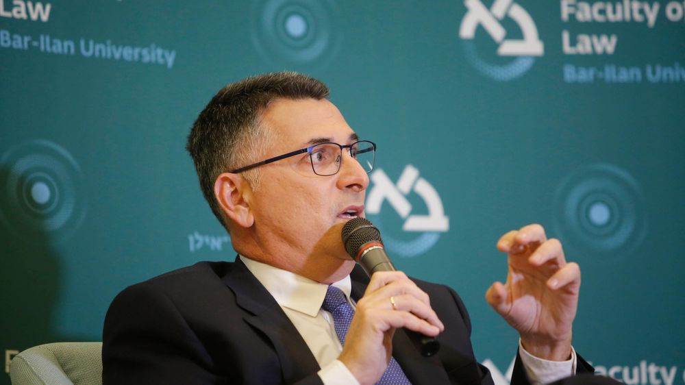 Izraelské údery na Pásmo Gazy budou pokračovat i v příštích dnech, řekl Saar