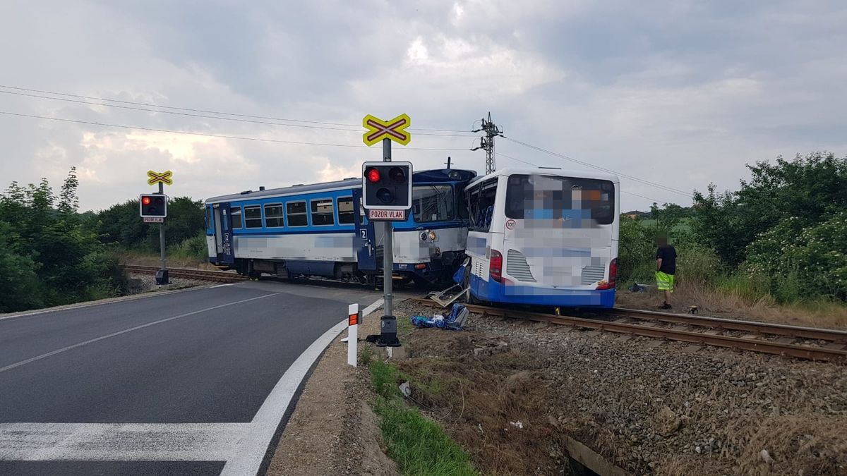 OBRAZEM: Snímky z místa srážky vlaku a autobusu na Benešovsku