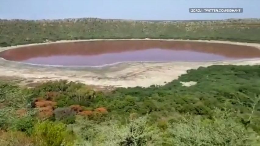 Video: Jezero změnilo barvu. Vědci zkoumají, proč je růžové