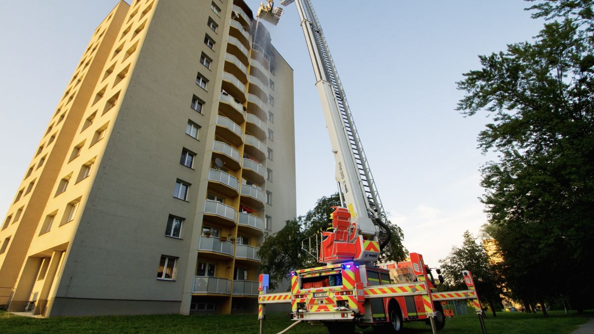 Co viděli první hasiči v 11. patře? Všechny místnosti byly v plamenech