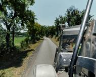 Cesta na sběr balíků sena.