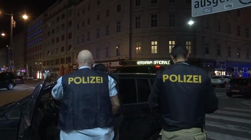 Češka popisuje noc ve Vídni: Zhasli jsme a schovávali prchající lidi