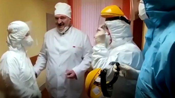 Video: Bez rukavic a roušky. Lukašenko navštívil covidové centrum