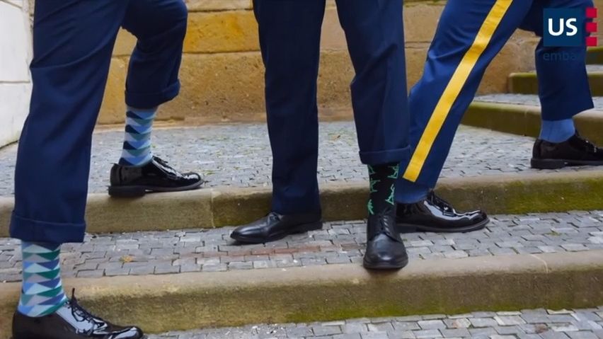 Video: Havlovy krátké nohavice. Americká ambasáda dodržela tradici