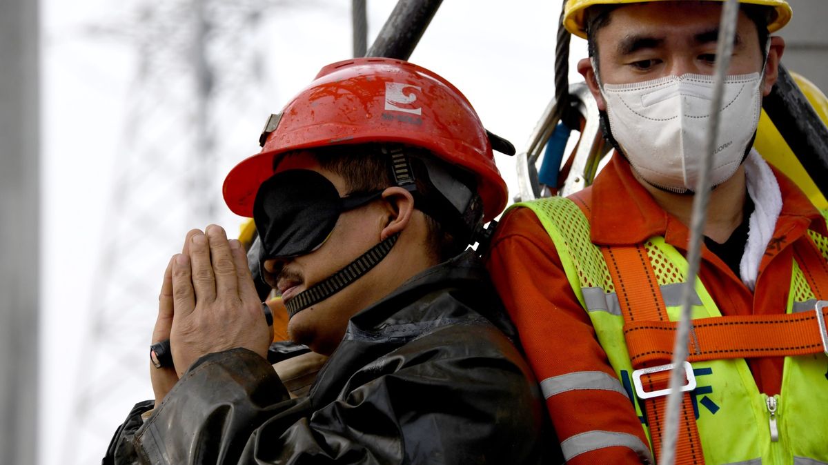 Devět horníků zavalených v čínském dole nepřežilo, pátrá se po posledním