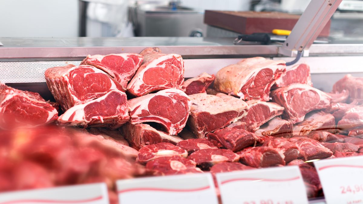 „To se prostě nedá.“ Výrobce masa komentuje ceny v řetězcích