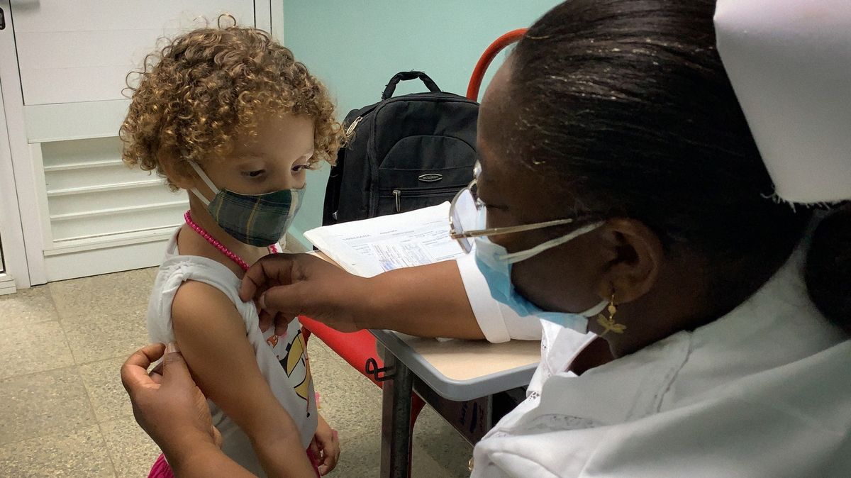 Kuba vlastními vakcínami očkuje už od dvou let. V zemi přibývá nakažených dětí