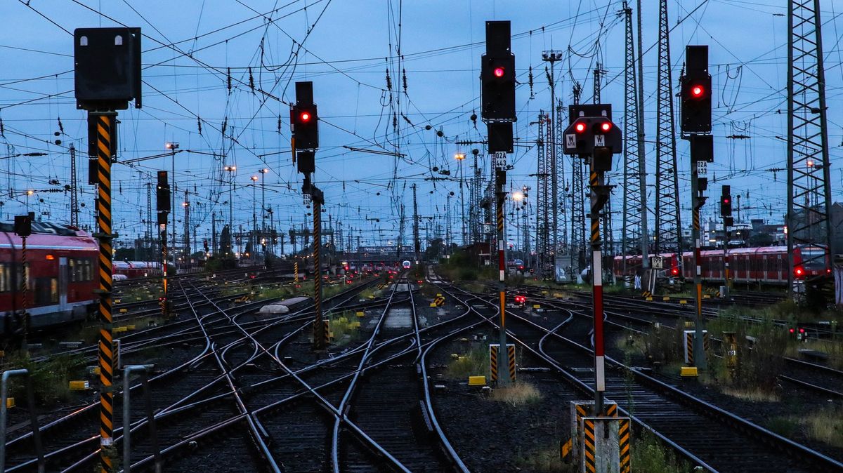 Německé vlaky stojí. Kvůli stávce se s problémy potýkají miliony lidí