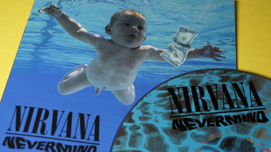Nahé mimino z přebalu desky Nirvany žaluje kapelu kvůli dětské pornografii