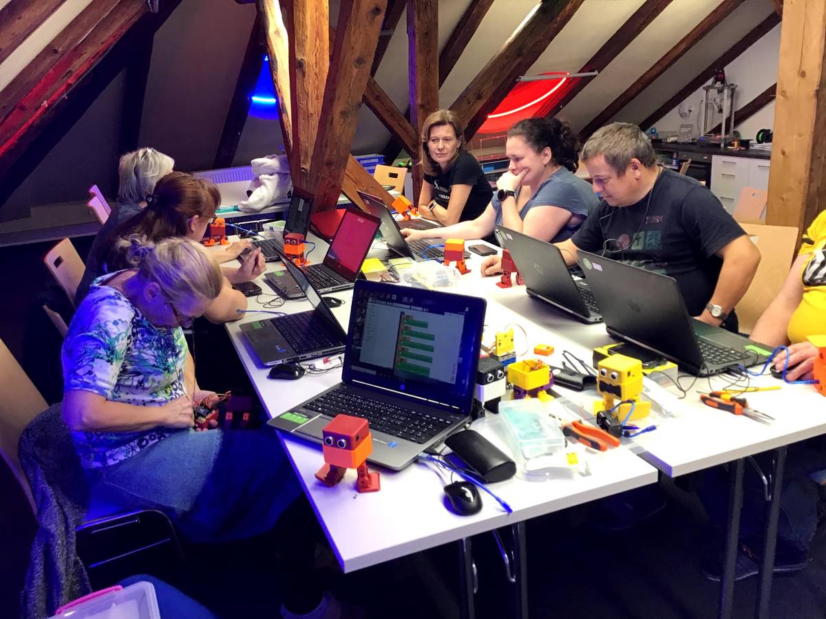 Dospělí se učí, jak pracovat s roboty a využít je při výuce