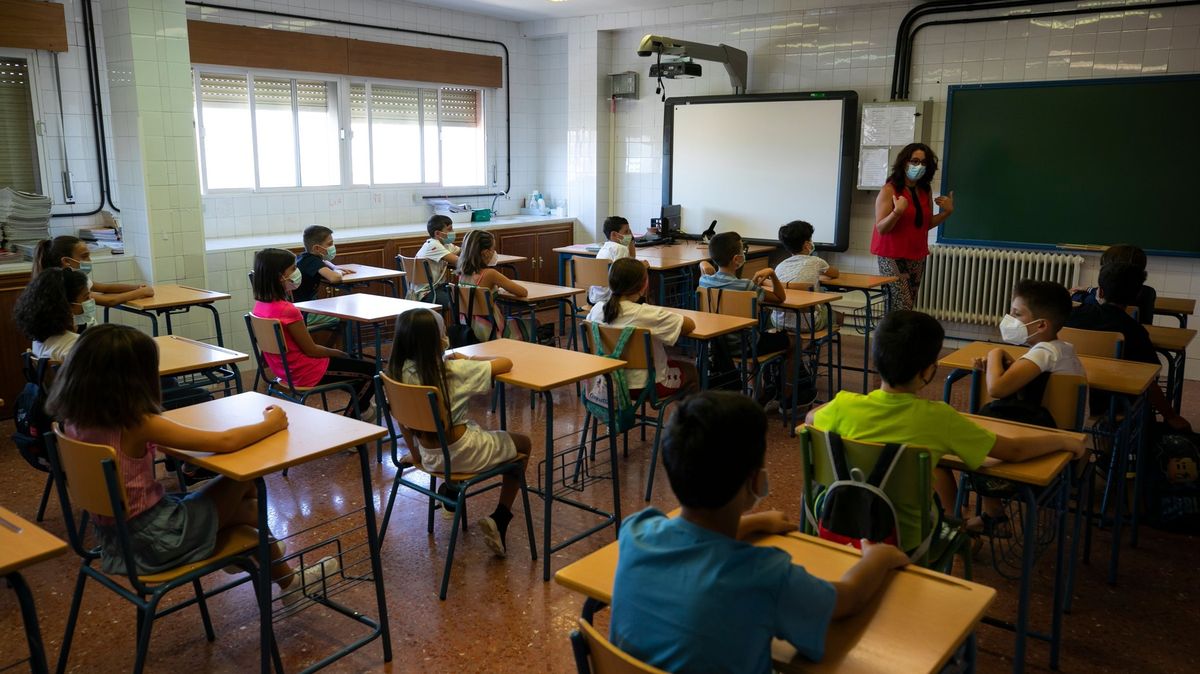 Odložení roušek ve školách na dohled. Španělsko se blíží kolektivní imunitě