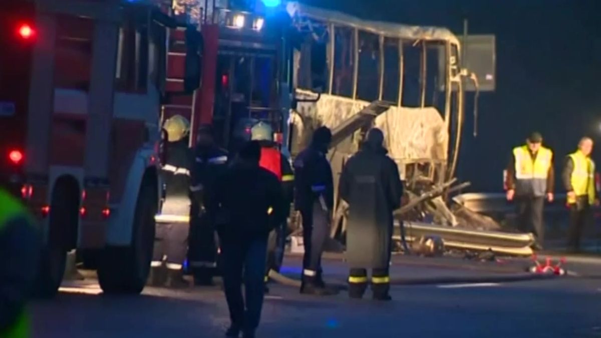 Při nehodě autobusu v Bulharsku zemřelo 45 lidí, příčin mohlo být několik