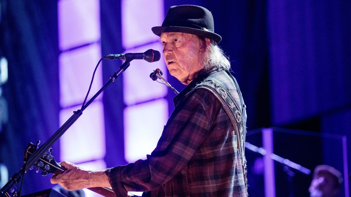 Neilu Youngovi vadí fake news na Spotify. Chce stáhnout svou hudbu