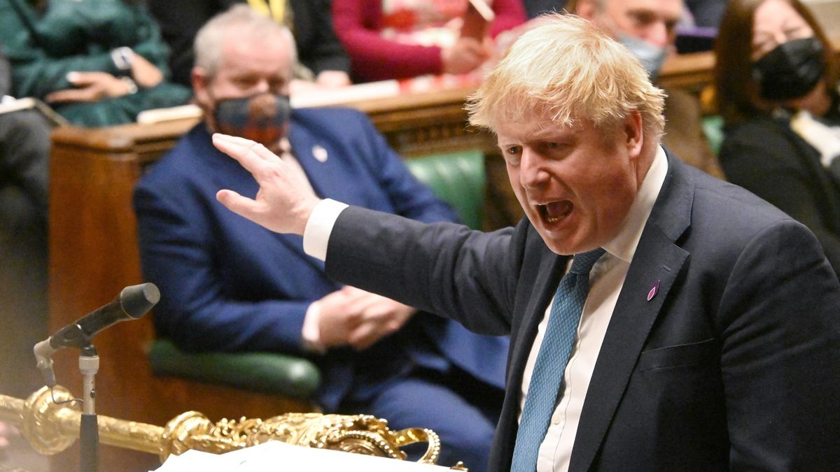 „Ukažte premiérovi dveře.“ Johnson bojoval v parlamentu o přežití