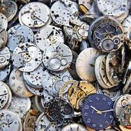 Pohled do království hodinových strojků a číselníků ukrytých v krabici, do níž Václav Reischl občas sáhne, když mu u repasovaných hodinek chybí nějaký díl.