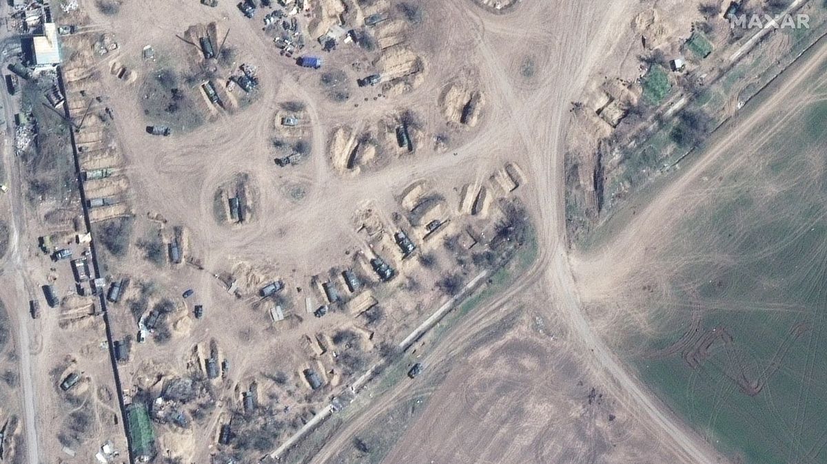 Satelitní snímky: Ruské síly se stahují na Donbas ze všech směrů