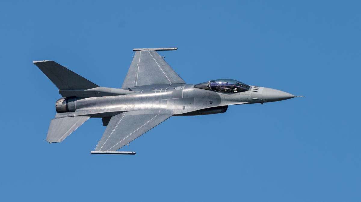 V Řecku se během cvičného letu zřítila stíhačka F-16