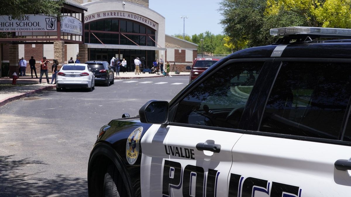 Kritizovaný velitel školní policie v texaském Uvalde byl postaven mimo službu