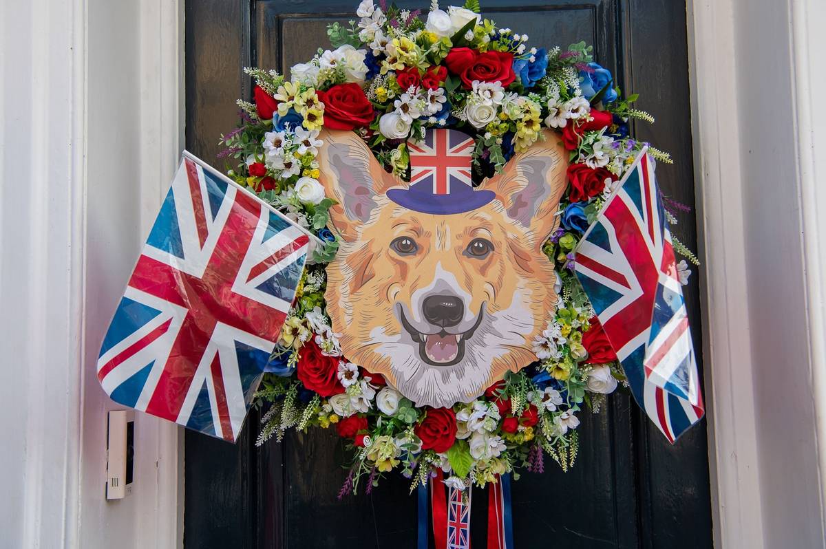 Výzdoba vchodových dveří v městečku Windsor, kde leží stejnojmenný hrad – sídlo britské královny, kde strávila většinu koronavirové pandemie.