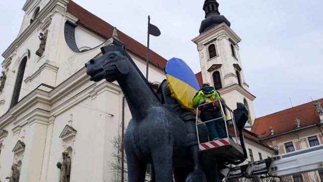 Skupina strhla z brněnské sochy Jošta ukrajinskou vlajku, zadržela ji policie