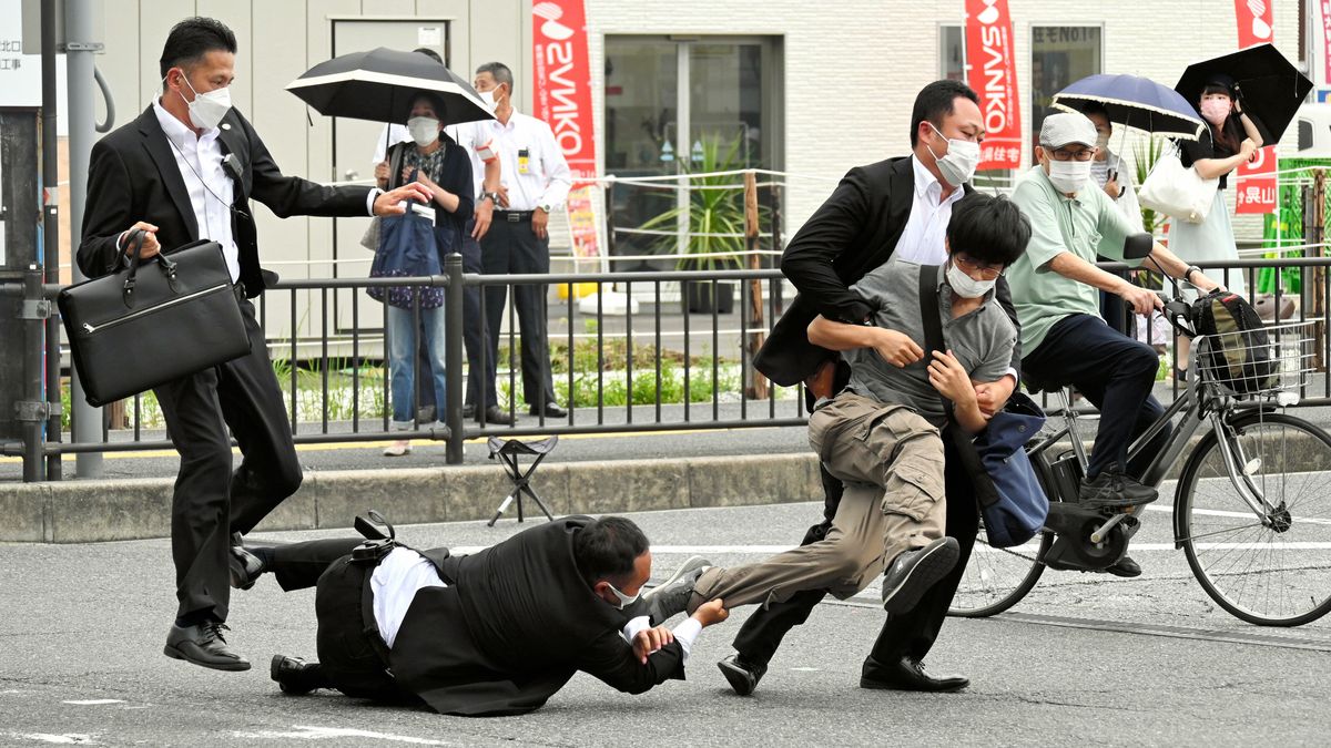 Fotky z fatálního atentátu na Šinza Abeho
