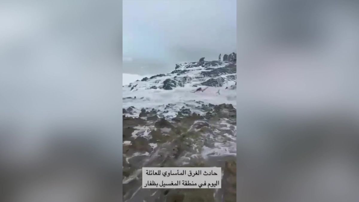 Video: Turisty smetla obří vlna. Dva zemřeli, další se pohřešují