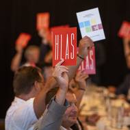 Kvůli otázkám a „kritice do vlastních řad“ se sněm protáhl, jen volba předsednictva měla více než dvouhodinové zpoždění.