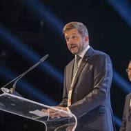 Úvod sněmu byl velmi sebemrskačský. Vít Rakušan se za zklamání, které kauzy členům způsobily, omluvil.