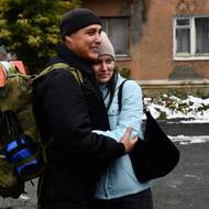 Mladý pár se loučí 27. září v Jekatěrinburgu v Rusku.