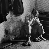 Karel Krejčí na zápraží svého domu v červnu 1993, kde bydlel až do soudního vystěhování v říjnu 1994. 