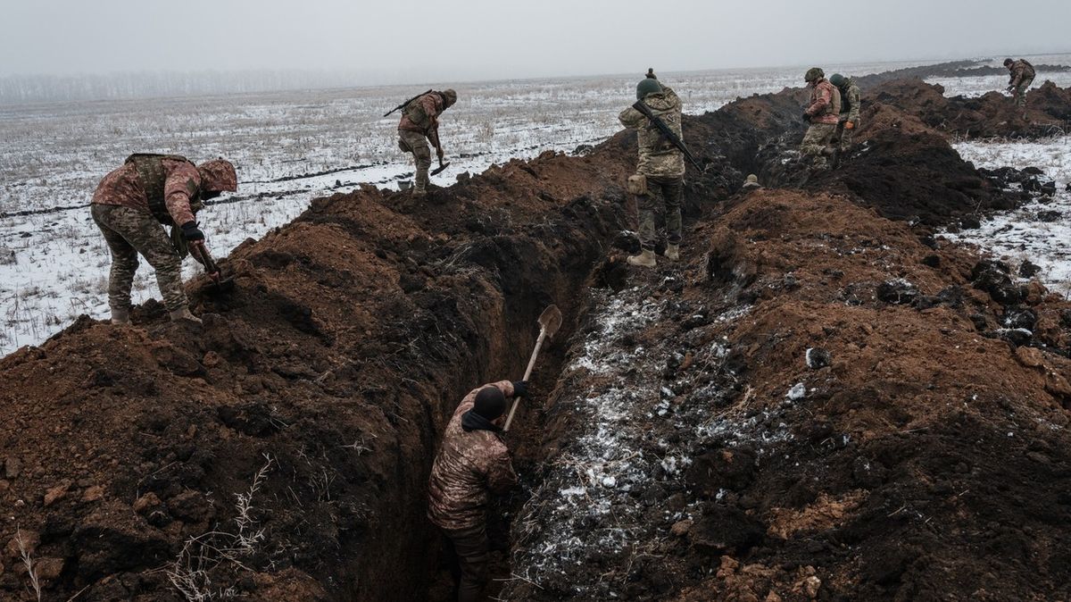 Fotky: U linie nejtvrdších bojů hloubí Ukrajinci další zákopy
