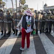 Demonstrace mají od začátku prosince už 46 obětí na životech, včetně jednoho policisty.
