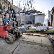 Jakub Šturc nakládá měděné parapety. Odvezou se na louhovaní, které je zbaví všech nečistot. 