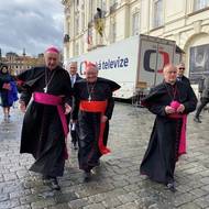 Zástupci duchovní sféry - zleva pražský arcibiskup Jan Graubner, kardinál Dominik Duka a biskup královéhradecký Jan Vokál.